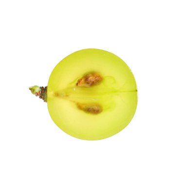 Lezzetli olgun yeşil üzümün yarısı beyaz üzerine izole edilmiş.