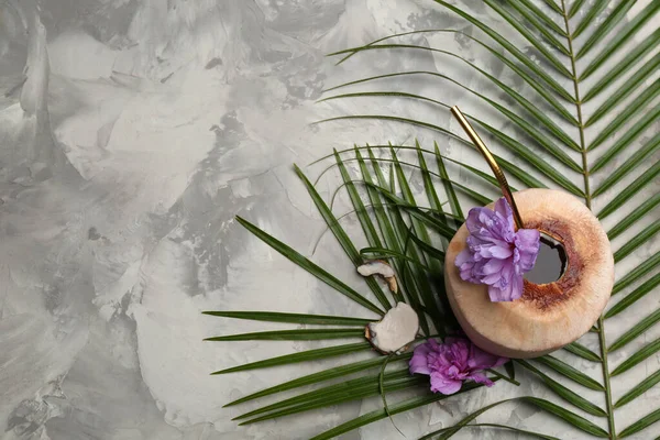 Jeune Noix Coco Pelée Avec Paille Des Feuilles Tropicales Des — Photo