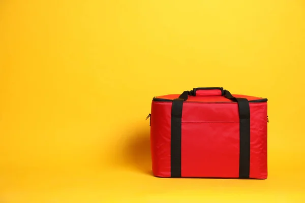 Bolso Moderno Termo Rojo Sobre Fondo Amarillo Espacio Para Texto — Foto de Stock