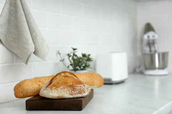 Čerstvý Chléb Stole Moderní Kuchyni Mezera Pro Text — Stock fotografie