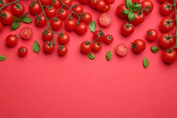 Tomates Cherry Frescos Hojas Albahaca Sobre Fondo Rojo Puesta Plana — Foto de Stock