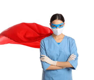 Süper kahraman kılığındaki doktor beyaz arka planda poz veriyor. COVID-19 ile savaşan tıp çalışanları kavramı