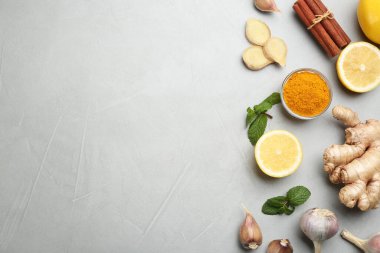 Gri masadaki taze ürünlerle düz kompozisyon, metin için boşluk. Doğal antibiyotikler.