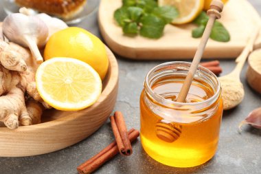 Gri masada farklı taze ürünler, yakın plan. Doğal antibiyotikler.