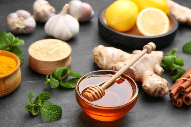 Bal ve diğer taze ürünler siyah masada. Doğal antibiyotikler.