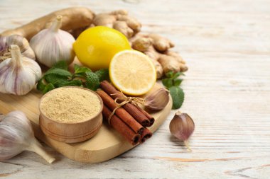 Açık ahşap masada farklı taze ürünler, yazı için yer. Doğal antibiyotikler.