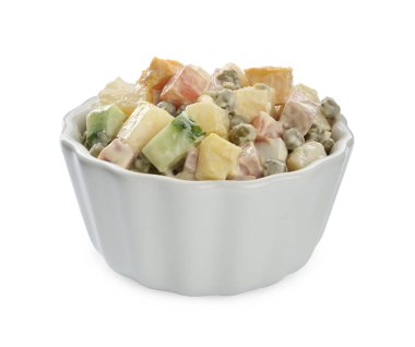 Beyaz arka planda lezzetli Rus salatası Olivier