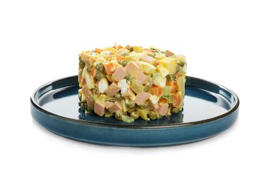 Beyaz arka planda lezzetli Rus salatası Olivier