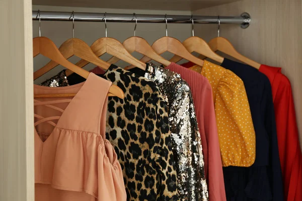 Verschillende Stijlvolle Feestjurken Hangers Garderobe Close — Stockfoto