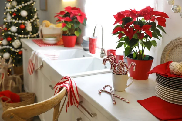有餐具和圣诞装饰品的厨房柜台 — 图库照片