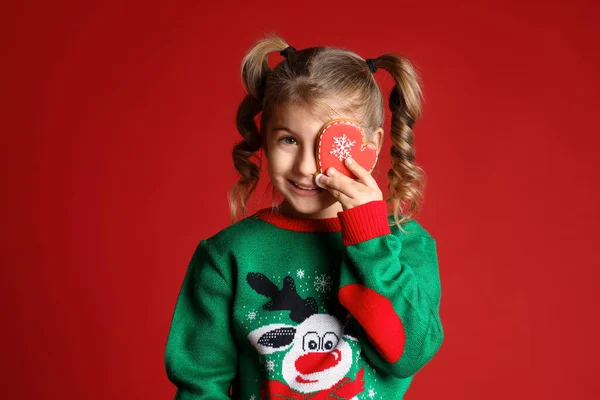 Cute Little Girl Christmas Gingerbread Cookie Red Background — Stock Photo, Image