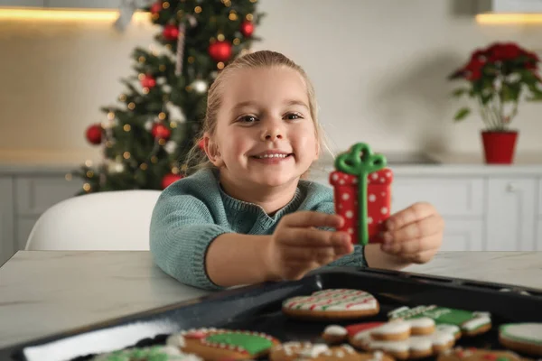 Nettes Kleines Mädchen Nimmt Frischen Weihnachts Lebkuchen Vom Backblech Tisch — Stockfoto