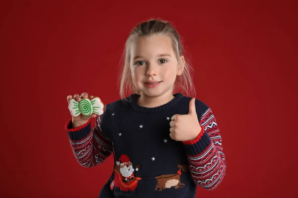 Linda Niña Con Galleta Jengibre Navidad Sobre Fondo Rojo — Foto de Stock