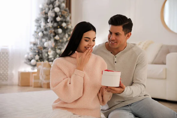 Namorado Dando Caixa Presente Natal Para Sua Namorada Sala Estar — Fotografia de Stock