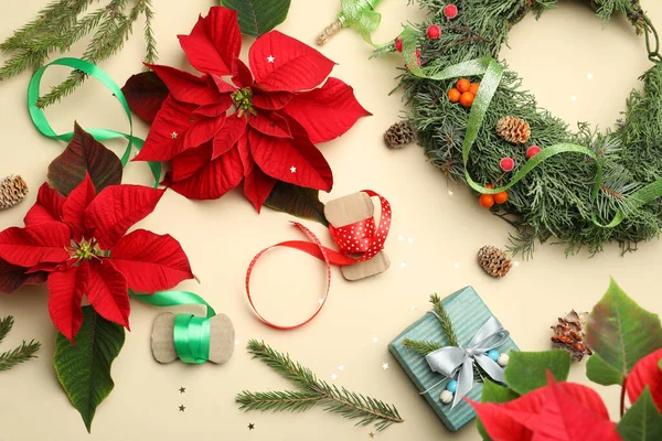 Composición Plana Con Poinsettias Flores Tradicionales Navidad Decoración Navideña Sobre — Foto de Stock