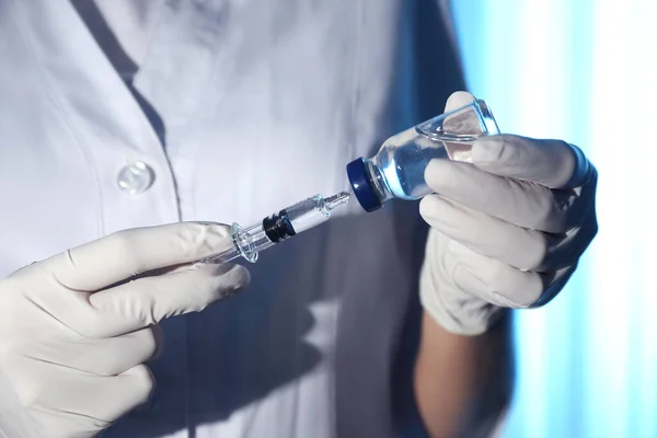배경에 병에서 나오는 백신을 주사하여 주사기를 채우는 — 스톡 사진
