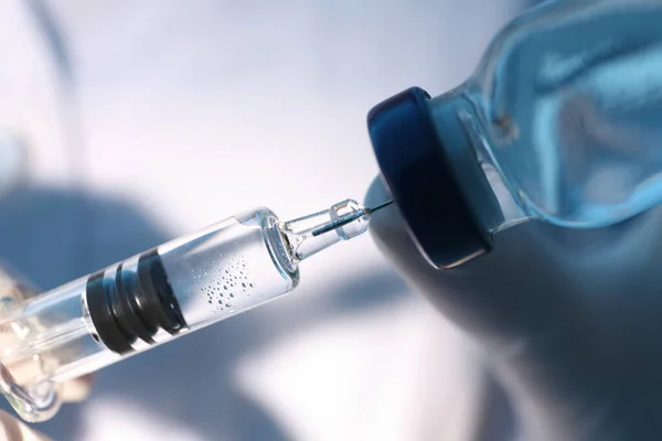 Arzt Füllt Spritze Mit Impfstoff Aus Fläschchen Nahaufnahme — Stockfoto