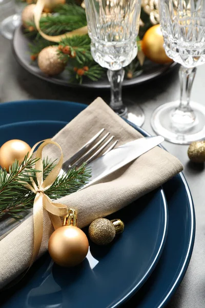 Εορταστική Ρύθμιση Τραπέζι Όμορφα Πιάτα Και Διακόσμηση Χριστουγέννων Γκρι Φόντο — Φωτογραφία Αρχείου