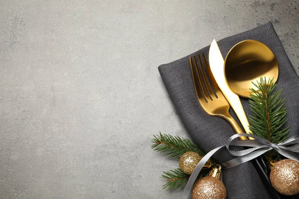 Evőeszközök Karácsonyi Dekoráció Szürke Asztalon Lapos Fektetés Szöveg Helye — Stock Fotó