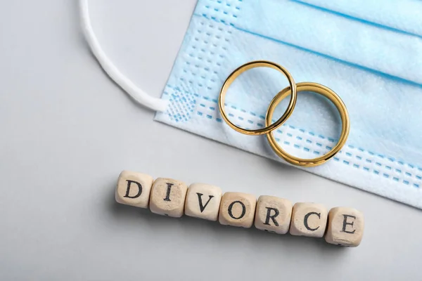 Tahta Küpleri Kelime Boşanması Alyanslar Gri Arka Planda Tıbbi Maske — Stok fotoğraf