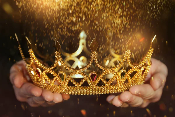幻想の世界 魔法の光に照らされた美しい黄金の冠を持つ女性 — ストック写真
