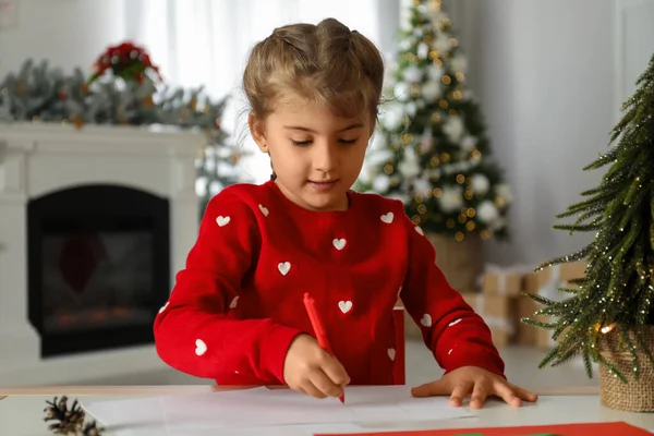 Roztomilé Dítě Píšou Santovi Doma Stolu Dopis Vánoční Tradice — Stock fotografie