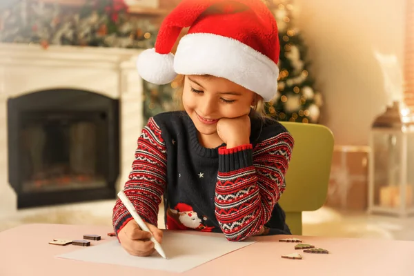 Roztomilé Dítě Píšou Santovi Doma Stolu Dopis Vánoční Tradice — Stock fotografie