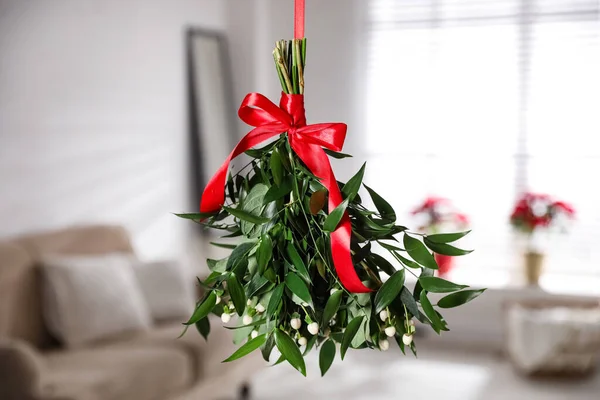 Mistletoe Bunch Red Bow Hanging Indoors Traditional Christmas Decor — Stock Photo, Image