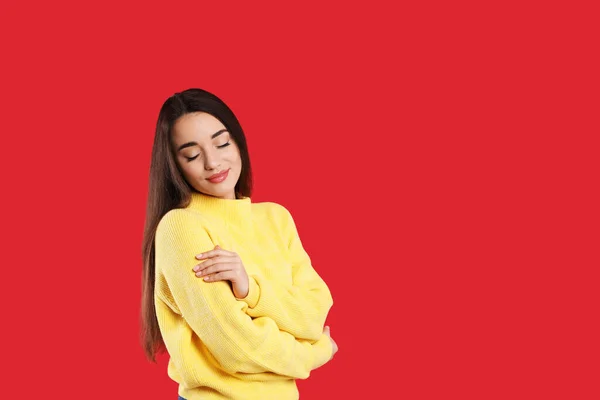 Mulher Bonita Usando Suéter Quente Amarelo Fundo Vermelho Espaço Para — Fotografia de Stock