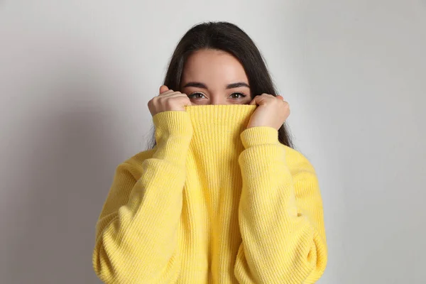 Hermosa Mujer Joven Con Suéter Amarillo Cálido Sobre Fondo Blanco —  Fotos de Stock