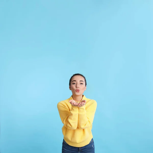 Όμορφη Νεαρή Γυναίκα Φορώντας Κίτρινο Ζεστό Πουλόβερ Γαλάζιο Φόντο Χώρος — Φωτογραφία Αρχείου