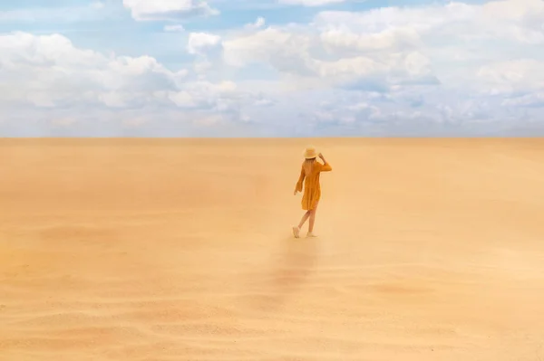 晴れた日に砂漠を歩く女 — ストック写真