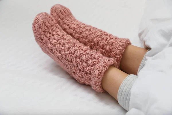 在舒适的床上穿着粉色保暖袜子的女人 特写镜头 — 图库照片
