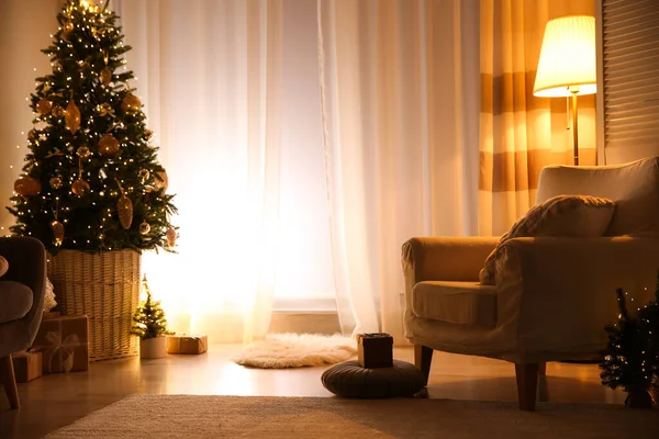 圣诞节装饰的漂亮客厅内部 — 图库照片