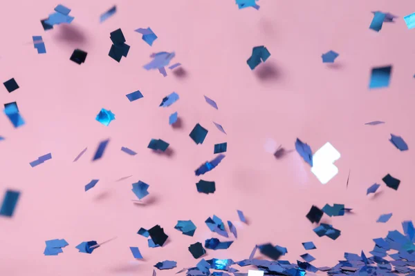 Confete Azul Brilhante Caindo Sobre Fundo Rosa — Fotografia de Stock