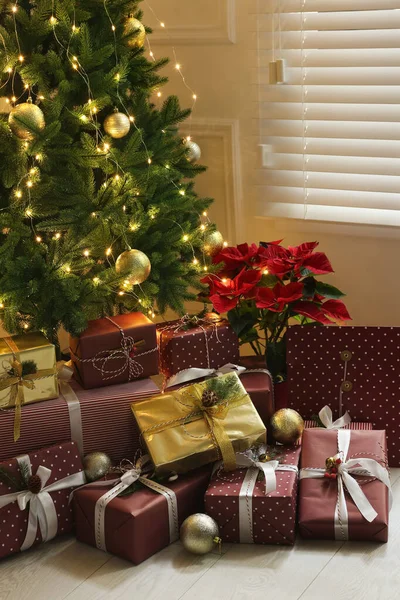 Muitos Presentes Diferentes Sob Árvore Natal Dentro Casa — Fotografia de Stock