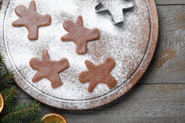 Tahta masanın üzerinde ev yapımı zencefilli kurabiye ve kurabiye vardı.