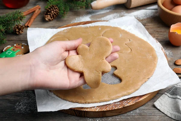 Zelfgemaakte Kerstkoekjes Maken Vrouw Met Peperkoek Man Boven Houten Tafel — Stockfoto
