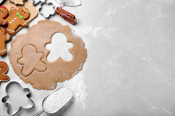 Flache Liegekomposition Mit Hausgemachten Lebkuchenmännchen Auf Hellgrauem Tisch Platz Für — Stockfoto