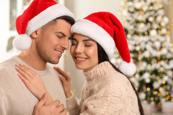 Pareja Feliz Con Sombreros Santa Casa Celebración Navidad —  Fotos de Stock