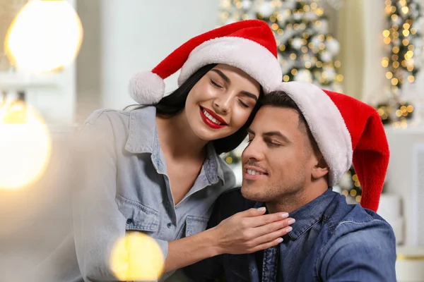 サンタの帽子の幸せなカップル クリスマスのお祝い — ストック写真
