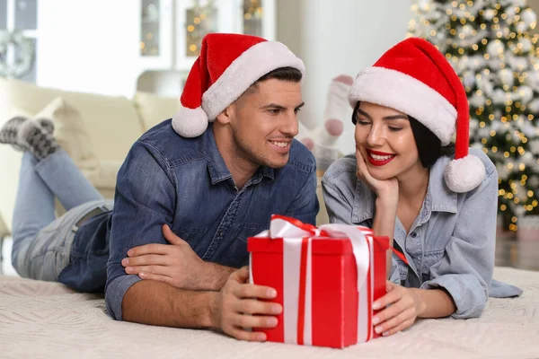 幸せなカップルとともにクリスマスギフトボックスで自宅 — ストック写真