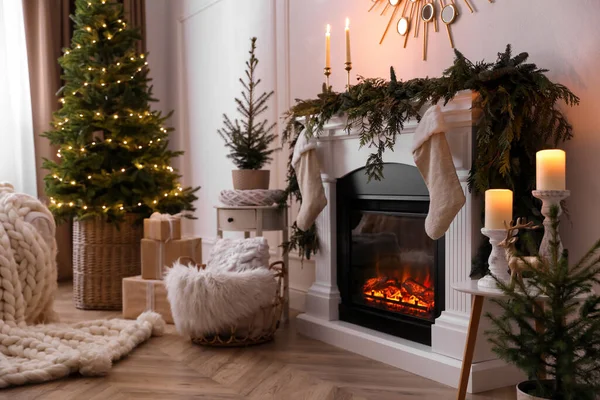 暖炉と美しいクリスマスツリーとスタイリッシュな部屋のインテリア — ストック写真