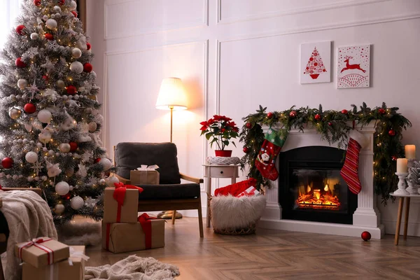暖炉と美しいクリスマスツリーとスタイリッシュな部屋のインテリア — ストック写真