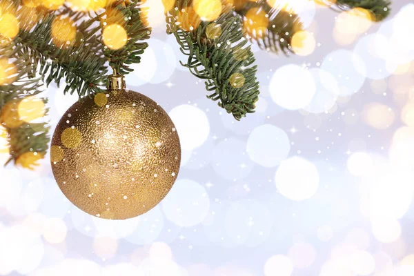 Όμορφο Μπιχλιμπίδι Κρέμεται Χριστουγεννιάτικο Δέντρο Κατά Θολή Φώτα Closeup Άποψη — Φωτογραφία Αρχείου