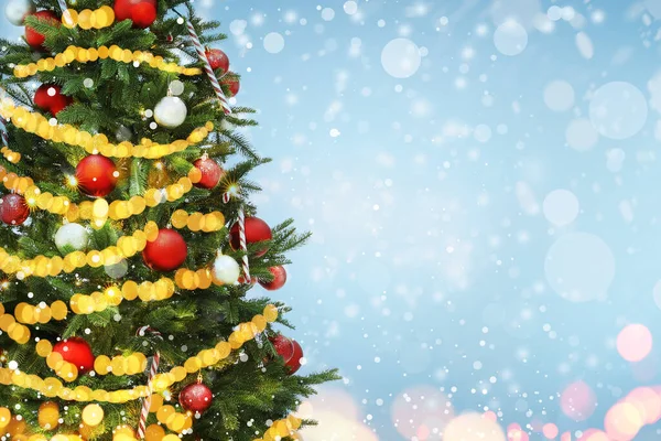 Bellissimo Albero Natale Decorato Sfondo Azzurro Spazio Testo Effetto Bokeh — Foto Stock