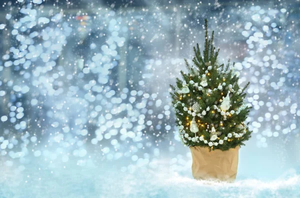 Hermoso Árbol Navidad Decorado Contra Las Luces Borrosas Espacio Para —  Fotos de Stock