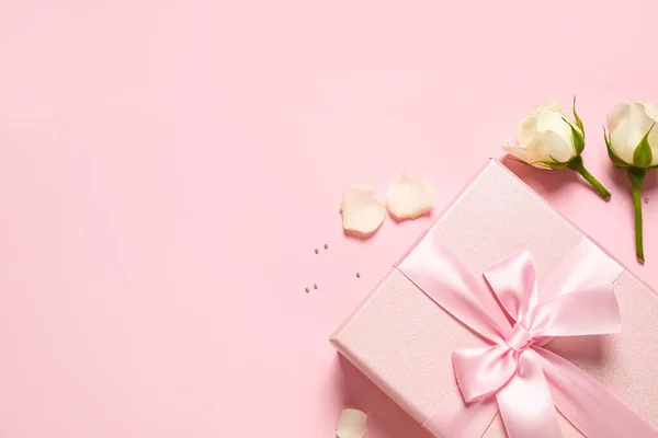 Елегантна Подарункова Коробка Красиві Квіти Рожевому Тлі Плоска Лежа Простір — стокове фото