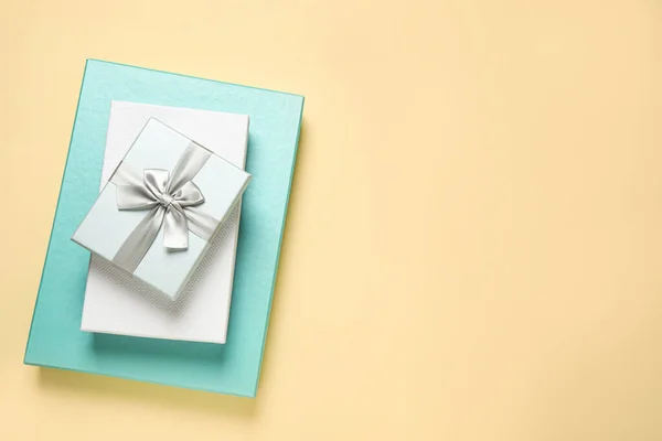 米色背景的漂亮礼品盒 顶视图 案文的篇幅 — 图库照片