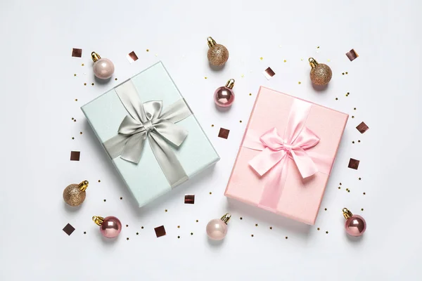 Hermosas Cajas Regalo Bolas Navidad Confeti Sobre Fondo Blanco Cama —  Fotos de Stock